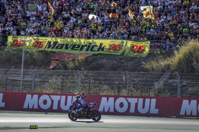 Maverick Vinales menyapa para penggemarnya yang hadir pada balapan MotoGP Aragon di MotorLand Aragon