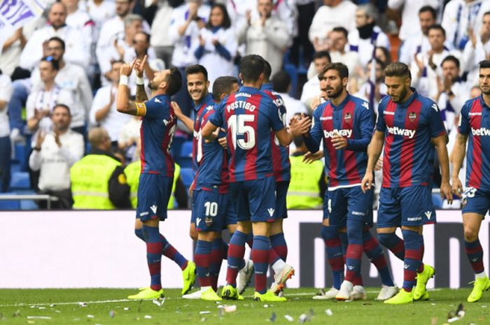 Gelandang Levante, Jose Luis Morales (kiri), saat merayakan gol yang ia cetak ke gawang Real Madrid dalam pertandingan La Liga Spanyol 2018-2019 di Stadion Santiago Bernabeu, Madrid, Spanyol, pada Sabtu (20/10/2018).