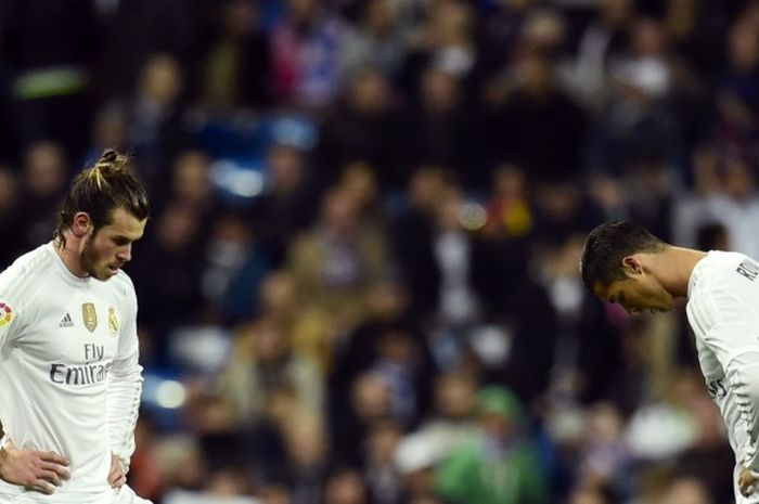 Ekspresi Gareth Bale (kiri) dan Cristiano Ronaldo saat Real Madrid kalah 0-4 dari Barcelona pada partai La Liga di Stadion Santiago Bernabeu, 21 November 2015.