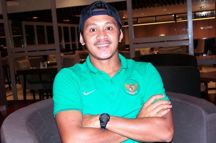 Gelandang timnas Indonesia, Rizky Pellu, saat menerima wawancara JUARA di Solo, Jawa Tengah.