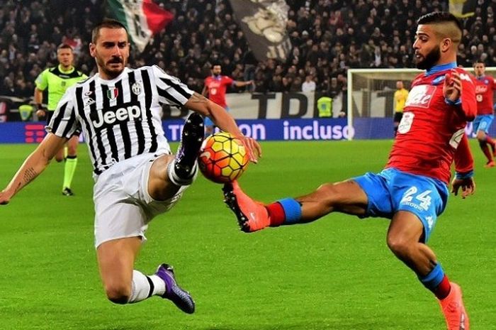 Bek Juventus, Leonardo Bonucci (kiri), mencoba merebut bola yang sedang dikuasai gelandang Napoli, Lorenzo Insigne, pada laga Serie A di Stadion Juventus, Sabtu (13/2/2016) atau Minggu dini hari WIB.