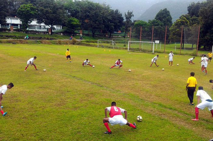 Pemain Semen Padang FC berlatih menjelang Piala Wali Kota Padang.