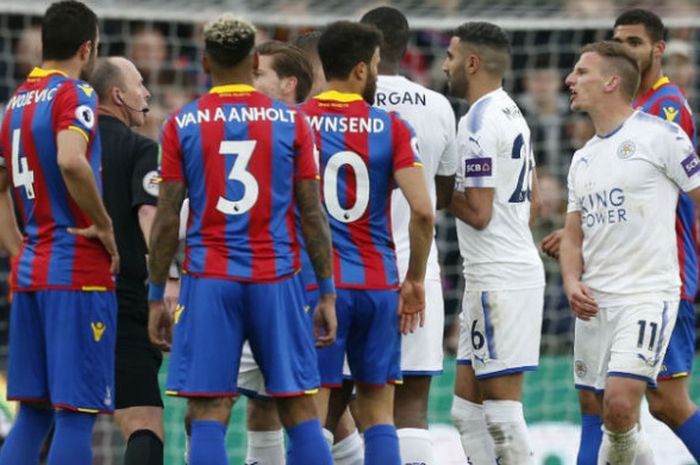 Pemain Leicester City bereaksi atas kartu merah rekan setim mereka, Marc Albright, pada laga Liga Inggris versus Crystal Palace di Stadion Selhurst Park, Inggris, Sabtu (28/4/2018)