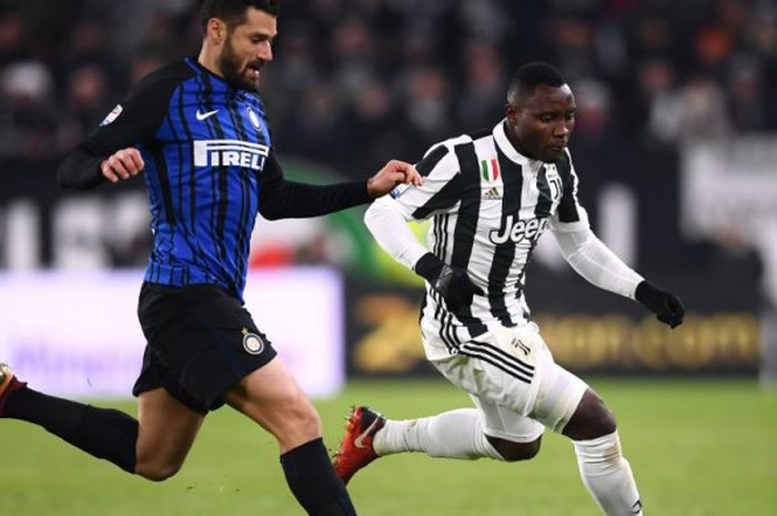 Gelandang Juventus, Kwadwo Asamoah, beraksi lawan pemain Inter Milan, Danilo D'Ambrosio, pada laga Liga Italia di Juventus Stadium di Turin, 9 Desember 2017.