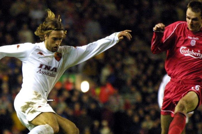  Gabriel Batistuta (kiri) berusaha melewati Dietmar Hamann dalam partai Liverpool kontra AS Roma pada ajang Piala UEFA di Stadion Anfield, Liverpool, 22 Februari 2001. 