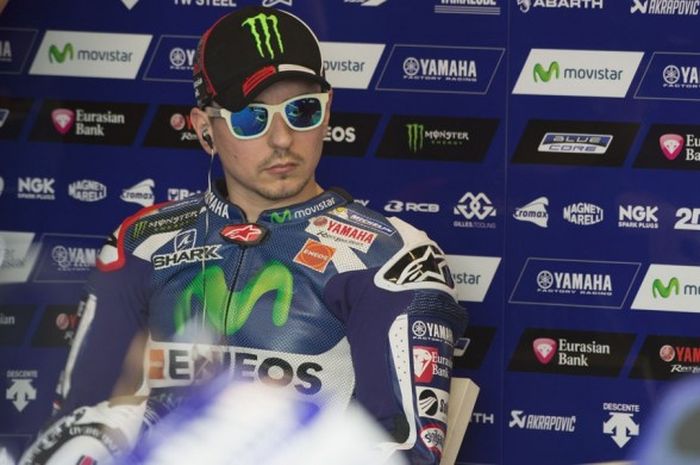 Pebalap Spanyol yang membela tim Movistar Yamaha, Jorge Lorenzo, terlihat berada di paddock saat balapan GP Americas menggelar sesi kualifikasi di Circuit of The Americas (COTA), Austin, Texas, Sabtu (9/4/2016) siang waktu setempat dan Minggu dini hari WIB.