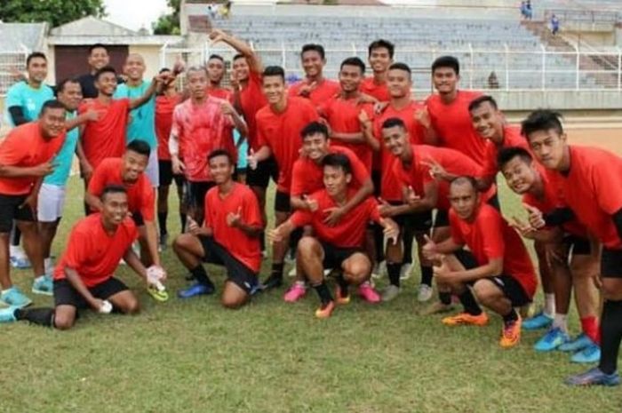 Para pemain dan tim pelatih serta ofisial klub Liga 2, Lampung Sakti dalam sesi latihan di Stadion PKOR Way Halim, Bandar Lampung. 