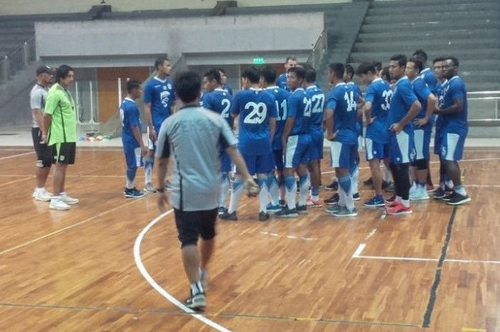   Pemain Persib mendapatkan pengarahan dari staf pelatih saat akan berlatih di Lapangan Basket, GOR Pajajaran, Kota Bandung, Senin (5/3/2018).  