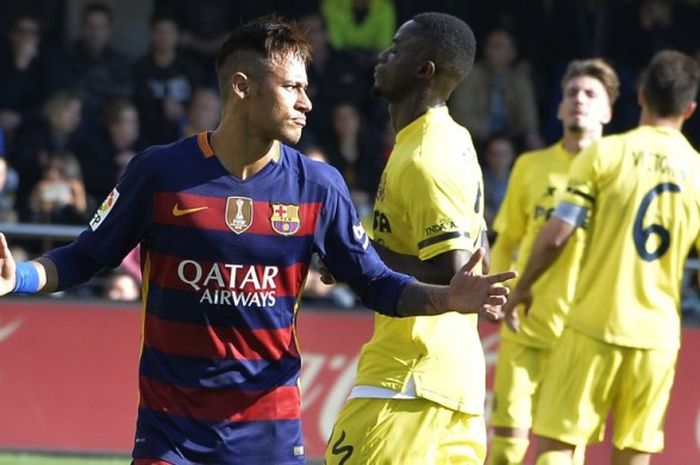 Ekspresi kekecewaan Neymar saat Barcelona ditahan imbang 2-2 Villarreal di Stadion El Madrigal, Minggu (20/3/2016) malam WIB.