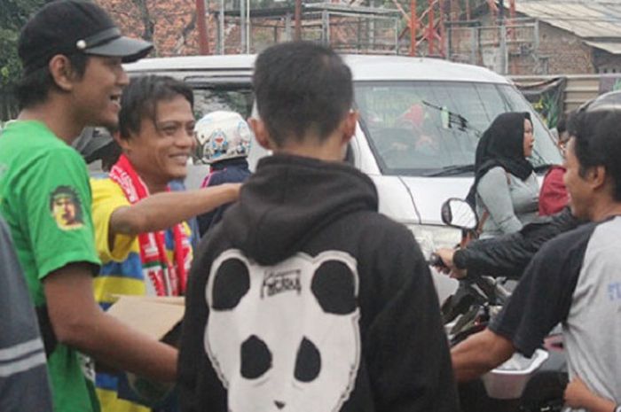 Komunitas Bonek Tangerang, gelar acara bagi-bagi takjil kepada para pengguna jalan, Minggu (27/5/2018) 
