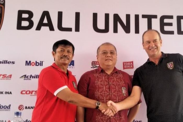 CEO Yabes Tanuri diapit dua pelatih, Indra Sjafri (kiri) dan Hans Peter Schaller (kanan).