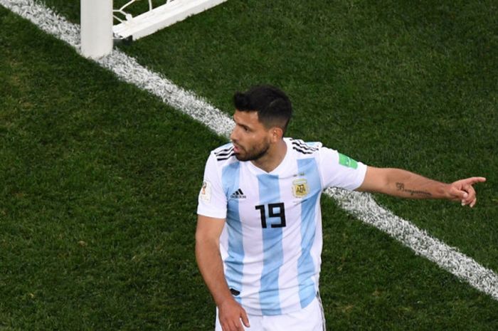 Ekspresi striker timnas Argentina, Sergio Aguero, dalam pertandingan Grup D Piala Dunia 2018 menghad