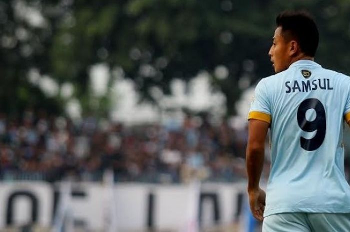 Penyerang senior Persela, Samsul Arif saat membela timnya kala menjamu Arema FC pada laga Liga 1 di Stadion Surajaya, Lamongan, 21 Mei 2017. 