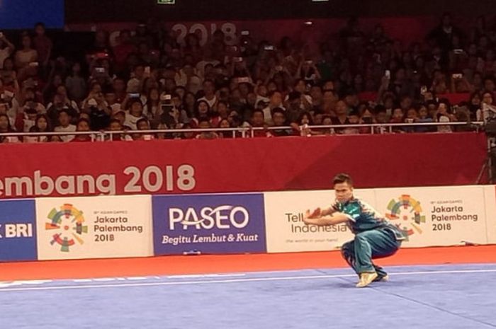 Atlet wushu Indonesia, Edgar Xavier Marvelo, tampil dalam kelas Cangquan Putra Asian Games 2018 di Jiexpo, Kemayoran, Minggu, 19 Agustus 2018.