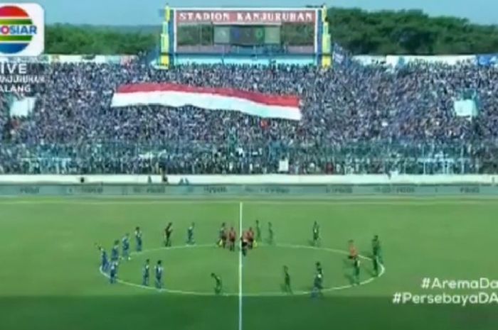 Mengheningkan Cipta untuk Mengenang Alm. Haringga Sirla Sebelum Laga Arema FC Kontra Persebaya Surabaya di Stadion Kanjuruhan, Kab. Malang pada Sabtu (6/10/2018)