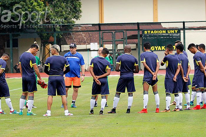 Pelatih Indonesia Selection Robert Rene Alberts memberi arahan kepada pemain Timnas Indonesia Selection dalam latihan di Lapangan Uiversitas Negeri Yogyakarta, Selasa (9/1/2018).