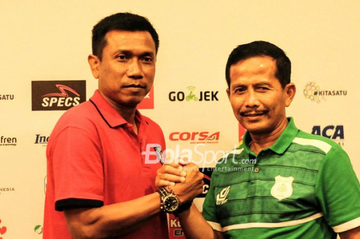 Djajang Nurdjaman (kanan) menjabat erat tangan pelatih Bali United, Widodo Cahyono Putro, usai jumpa pers di Natya Hotel, Kuta, Jumat (23/3/2018).