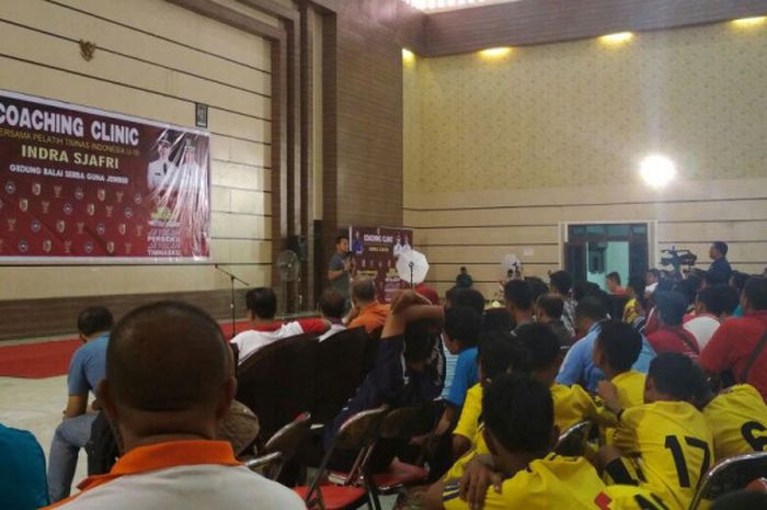 Suasana Coaching Clinic Timnas U-19 Indonesia bersama Anak SMA di Jember