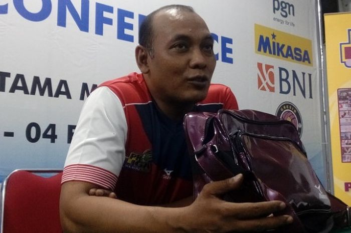 Pelatih Surabaya Bhayangkara Samator, Ibarsjah saat memberi keterangan kepada awak media usai pertandingan di GOR Tridarma Gresik, Sabtu (3/2/2018) malam.