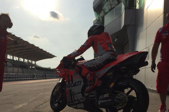 Pebalap Ducati, Jorge Lorenzo, memasuki pitlane untuk memulai penampilannya pada tes pramusim MotoGP yang berlangsung di Sirkuit Sepang, Selangor, Malaysia (28/1/2018).