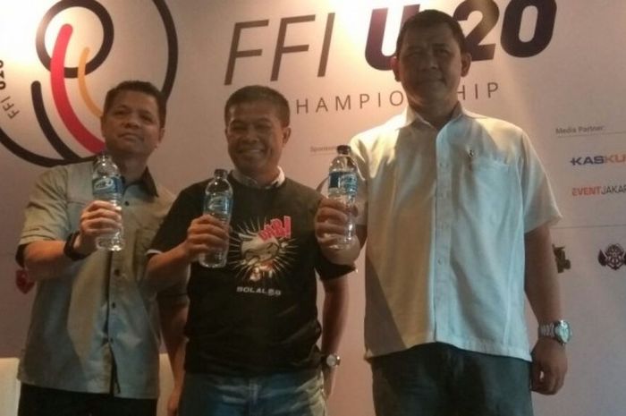 Sekjen FFI, Edhi Prasetyo (kanan) berpose dalam sesi penutup jumpa pers FFI U-20 Championship di Brewerkz Bar & Grill, Senayan, Jakarta, Kamis (23/3/2017) siang WIB.