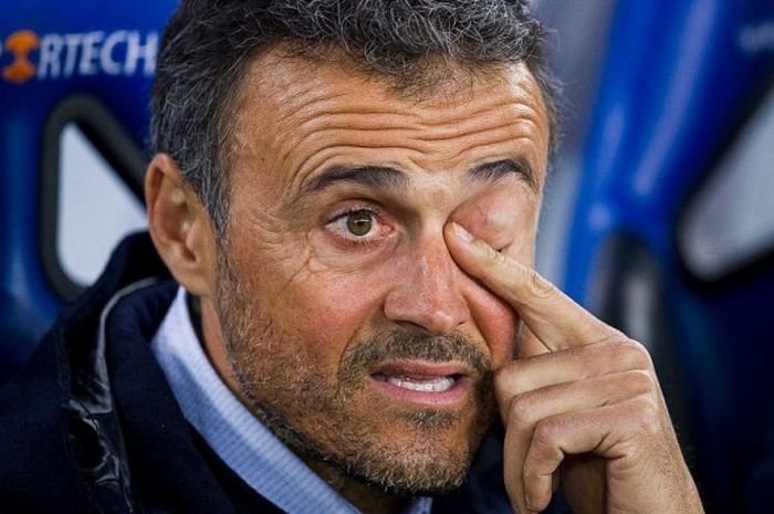 Ekspresi pelatih Barcelona, Luis Enrique, di bangku pemain cadangan dalam partai La Liga kontra Real Sociedad di Stadion Anoeta, San Sebastian, 27 November 2016.