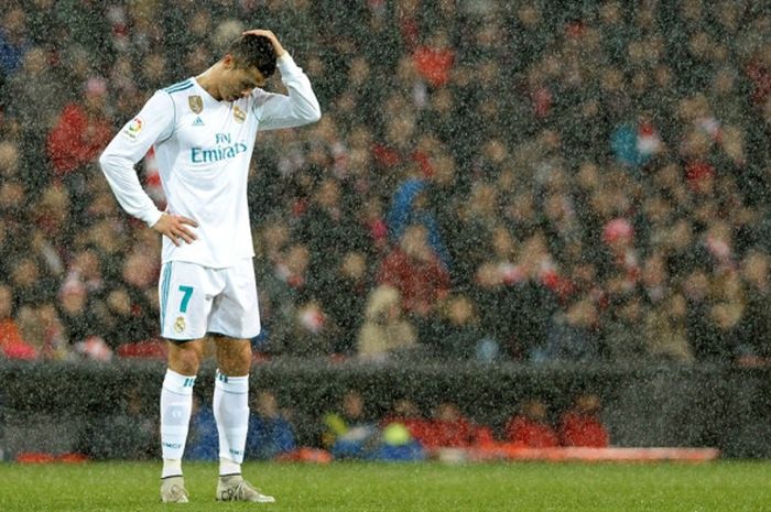 Reaksi megabintang Real Madrid, Cristiano Ronaldo, dalam laga Liga Spanyol kontra Athletic Bilbao di Stadion San Mames, Bilbao, pada 2 Desember 2017.