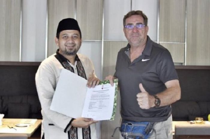 CEO PSM Makassar Munafri Arifuddin (Appi) bersama pelatih PSM Robert Rene Alberts memperlihatkan kontak baru Robert sebagai pelatih PSM di Novotel Grand Shayla Makassar, Minggu (3/12)). PSM Makassar resmi memperpanjang kontrak Robert Rene Alberts untuk empat musim kedepan.