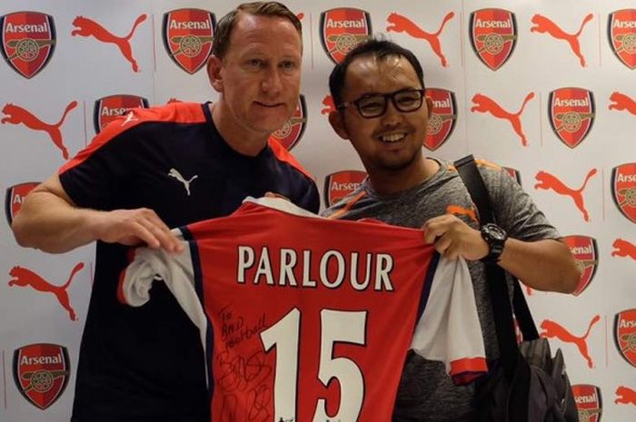 Legenda Arsenal, Ray Parlour, dalam sesi foto bersama fans di Toko Puma, Mal Kota Kasablanka, Jakarta, Sabtu (29/4/2017).