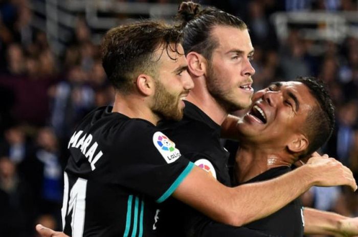Para pemain Real Madrid melakukan selebrasi gol Gareth Bale (tengah) ke gawang Real Sociedad di Stadion Anoeta, Minggu (17/9/2017).