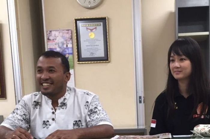 Perwakilan PS TNI, Djoko Purwoko (kiri) dan Mariani, saat berkunjung ke kantor Kompas Gramedia (KG) di Palmerah Barat, Jakarta, Rabu (15/6/2016).