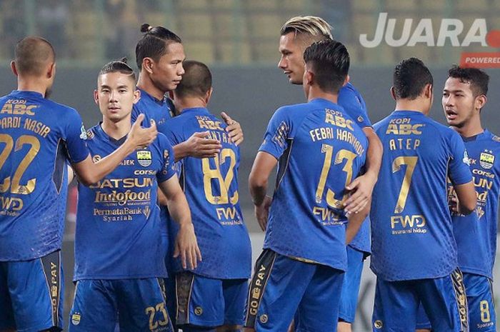 Pemain Persib Bandung saling bersalaman menjelang dimulainya laga melawan Bhayangkara FC dalam pertandingan lanjutan Liga 1 di Stadion Patriot Chandrabhaga, Bekasi, Minggu (4/6/2017).