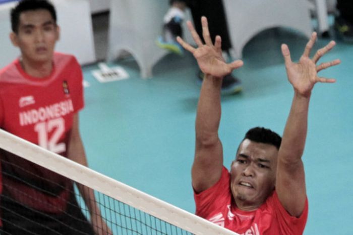  Pevoli putra Indonesia, Ramzil Huda, mencoba memblok bola dari pemain Korea Selatan di perempat final voli putra Asian Games 2018 di Tennis Indoor Senayan, Jakarta, Selasa (28/8/2018). 