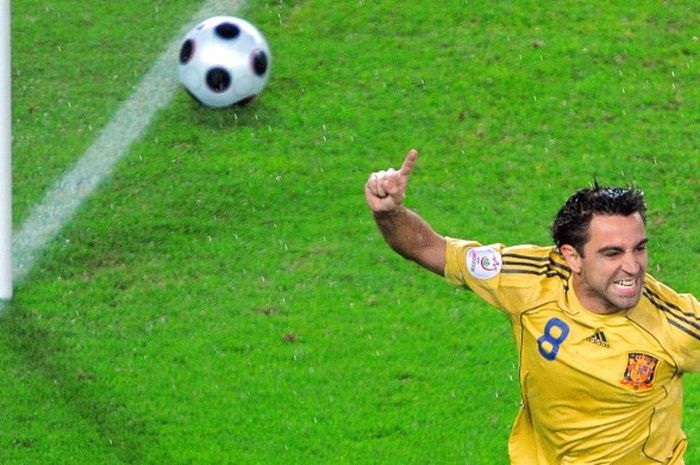 Gelandang tim nasional Spanyol, Xavi Hernandez, melakukan selebrasi usai mencetak gol ke gawang Rusia dalam laga semifinal Euro 2008 di stadion Ernst-Happel, Wina, 26 Juni 2008.