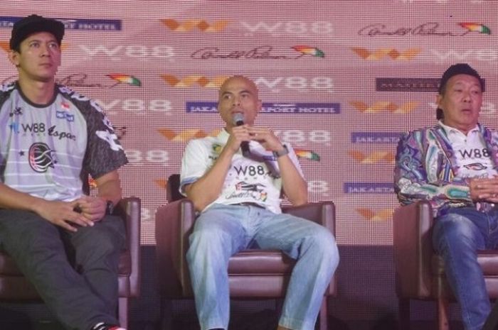 Pelatih kepala W88.news Aspac Jakarta, AF Rinaldo (tengah), saat menjadi narasumber pada konferensi pers tim di Jakarta, Senin (16/1/2017). Dia didampingi kapten tim Fandi Andika Ramadhani (kiri) dan pemilik klub Irawan Haryono.