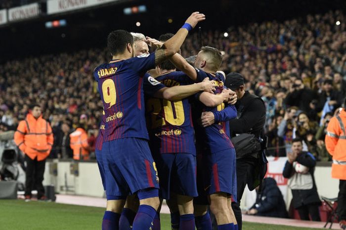 Para pemain FC Barcelona merayakan gol yang dicetak ke gawang Espanyol dalam laga leg kedua perempat final Copa del Rey di Stadion Camp Nou, Barcelona, pada 25 Januari 2018.