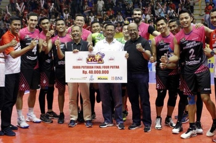 Tim voli putra Jakarta Pertamina Energi berpose seusai memastikan diri sebagai juara final four Proliga 2017 di GOR C-Tra Arena, Bandung, Minggu (16/4/2017).