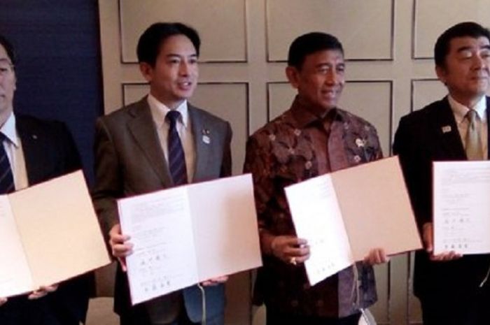 Ketua Umum PP PBSI Wiranto (kedua dari kanan) berpose setelah menandatangani nota kesepahaman (MoU) dengan perwakilan kota Yokote, Akita Prefecture, Jepang di hotel Fairmont, Jakarta, Kamis (27/7/2017).