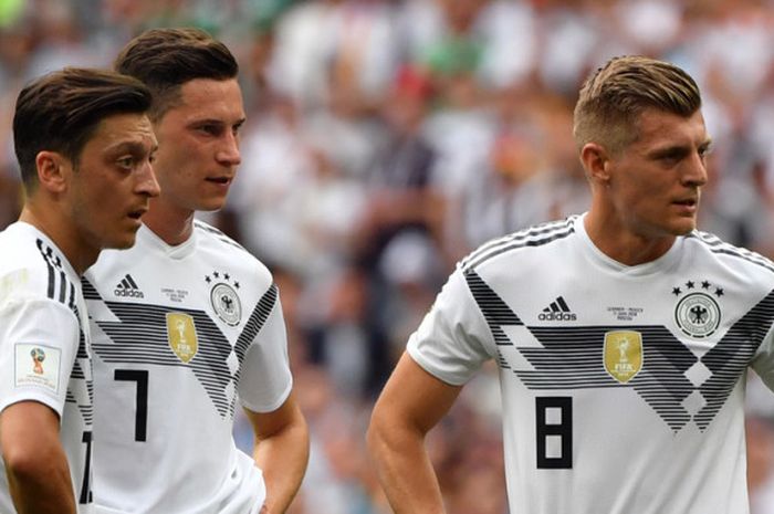   Gelandang Jerman Mesut Oezil (kiri), bersama Julian Draxler dan Toni Kroos dalam laga melawan Meksiko di Grup F Piala Dunia 2018 di Luzhniki Stadium, Moskow, 17 Juni 2018.   