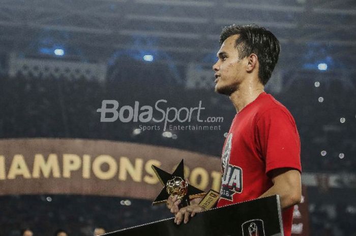 Bek kiri Persija Jakarta, Rezaldi Hehanusa, berpose dengan trofi Pemain Muda Terbaik Piala Presiden 