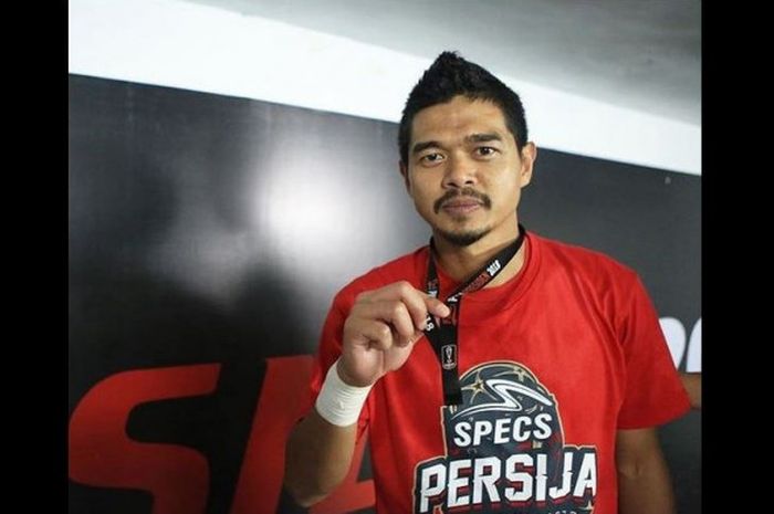   Pemain Persija Jakarta, Bambang Pamungkas memperlihatkan medali Piala Presiden miliknya yang hilang.  