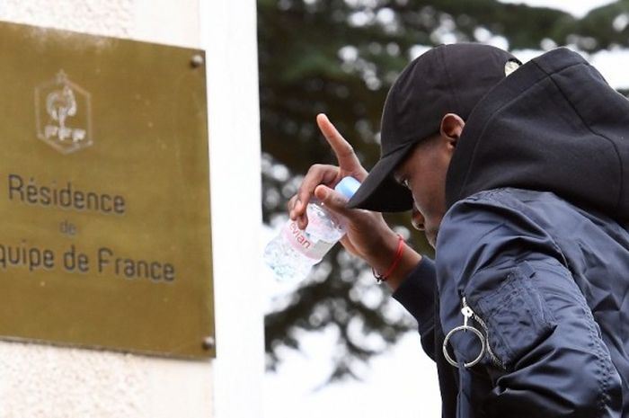 Gelandang Manchester United, Paul Pogba, tiba di markas latihan tim nasional Prancis di Clairefontaine, 29 Agustus 2016.