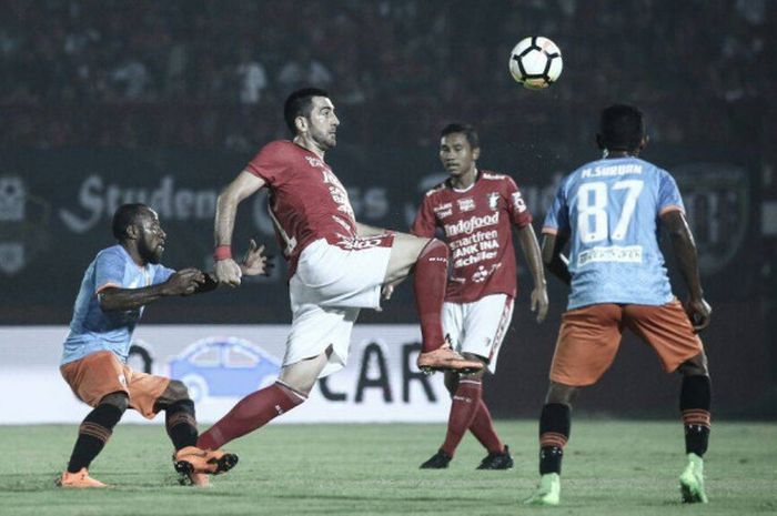 Milos Krkotic tampil membela Bali United melawan Perseru Serui, Sabtu (7/4/2018).