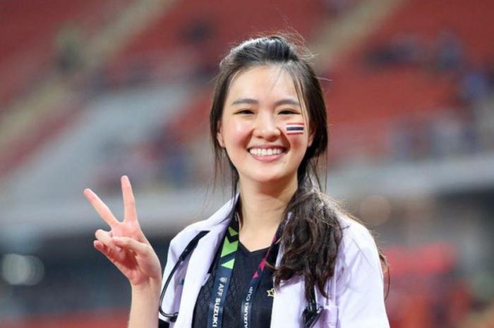 Sirin Triwutpipatkul, dokter tim Thailand yang mencuri perhatian saat Piala AFF 2018.