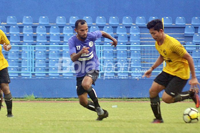  Aksi pemain Sriwijaya FC saat melakoni laga uji coba dengan Sriwijaya U-19, Kamis (6/9/2018) di Stadion Bumi Sriwijaya Palembang. 