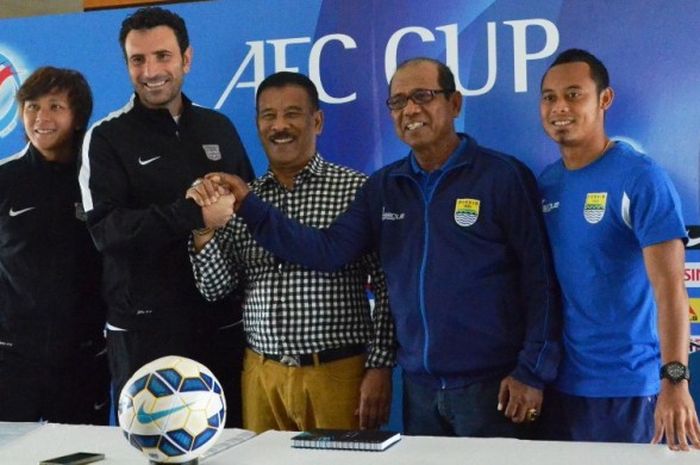 Pelatih Emral Abus (dua dari kanan) saat menjadi pelatih Persib di Piala AFC 2015.
