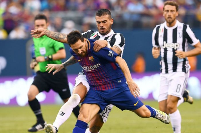 Megabintang FC Barcelona, Lionel Messi, berduel dengan gelandang Juventus, Stefano Sturaro, dalam laga International Champions Cup di Met Life Stadium, East Rutherford, Amerika Serikat, pada 22 Juli 2017.