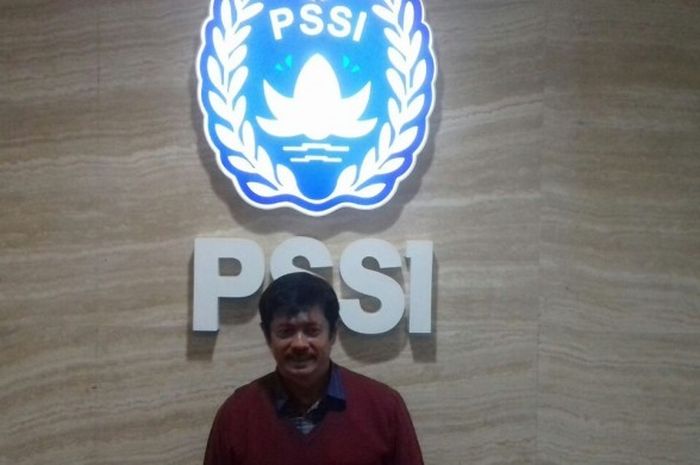 Pelatih Indonesia U-19, Indra Sjafri, berpose seusai seusai melakukan pertemuan dengan PSSI di kantor induk organisasi sepak bola nasional itu di kawasan Kuningan, Jakarta Selatan, Selasa (31/1/2017) sore WIB.
