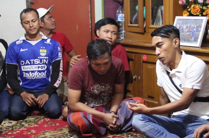 liyudin (kanan) menemui keluarga Almarhum Ricko Andrean di rumah duka Jalan Tamim Abdul Syukur, Cicadas, Kota Bandung, Rabu (2/8/2017).