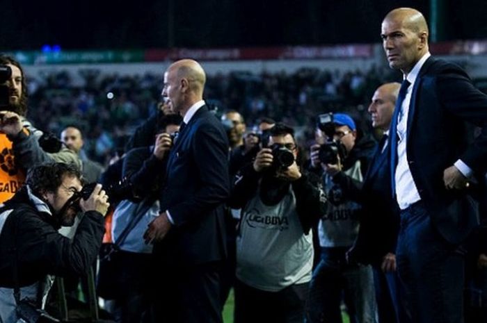 Pelatih Real Madrid, Zinedine Zidane (kanan), mendampingi anak asuhnya dalam pertandingan La Liga kontra Real Betis di Stadion Benito Villamarin, Seville, Spanyol, 24 Januari 2016.